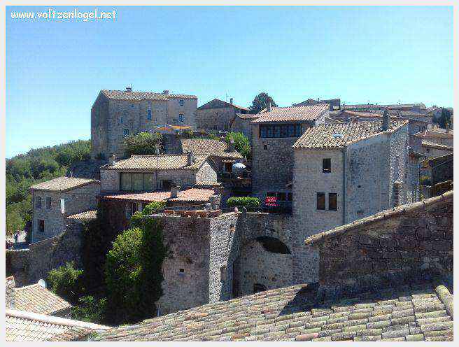 Vue panoramique de Balazuc, village médiéval surplombant les gorges de l'Ardèche