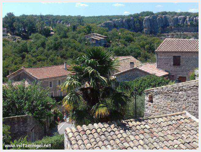 Vue panoramique de Balazuc, village médiéval surplombant les gorges de l'Ardèche