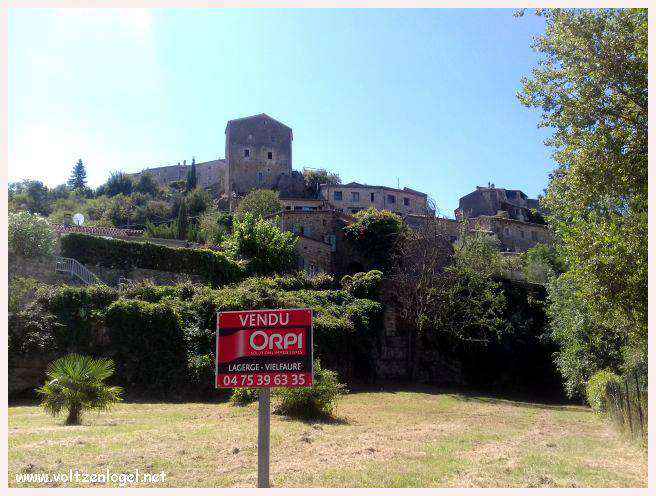 Vue panoramique de Balazuc, village médiéval surplombant les gorges de l'Ardèche