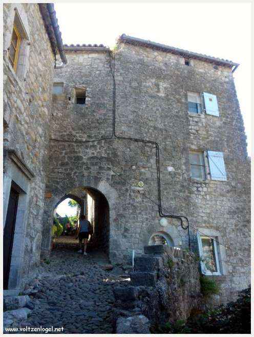 Vue panoramique de Balazuc, village médiéval surplombant les gorges de l'Ardèche