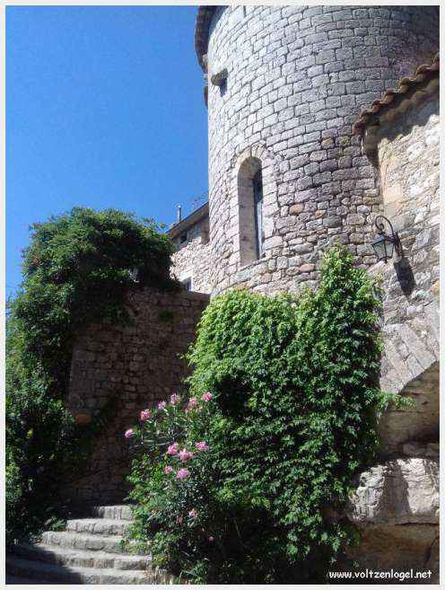 Vue panoramique de Balazuc, village médiéval surplombant les gorges de l'Ardèche