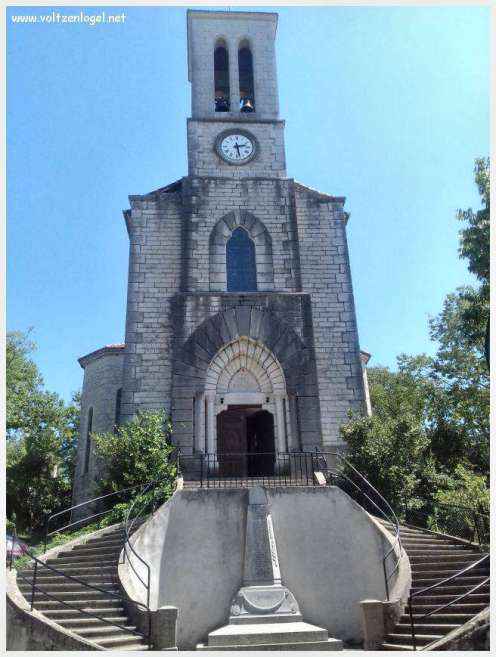 Vue panoramique de Balazuc, village médiéval surplombant les gorges de l'Ardèche