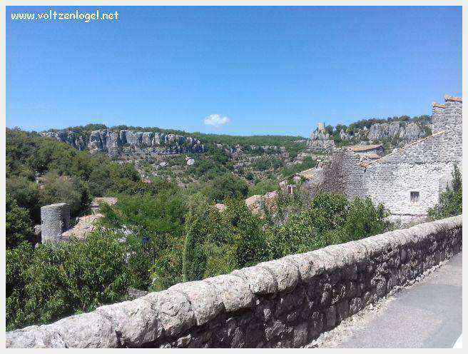Vue panoramique de Balazuc, village médiéval surplombant les gorges de l'Ardèche