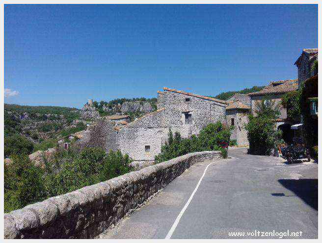 Vue panoramique de Balazuc, village médiéval surplombant les gorges de l'Ardèche