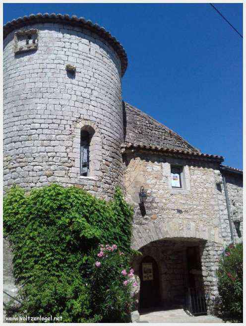 Vue panoramique de Balazuc, village médiéval surplombant les gorges de l'Ardèche