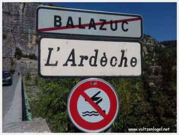 Balazuc, village médiéval pittoresque en Ardèche - ruelles pavées et maisons de pierre colorées.