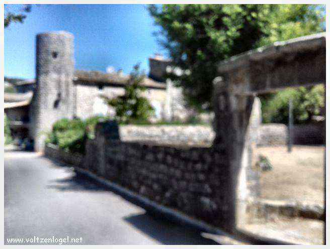 Vue panoramique sur Balazuc, village médiéval perché au-dessus des gorges de l'Ardèche.