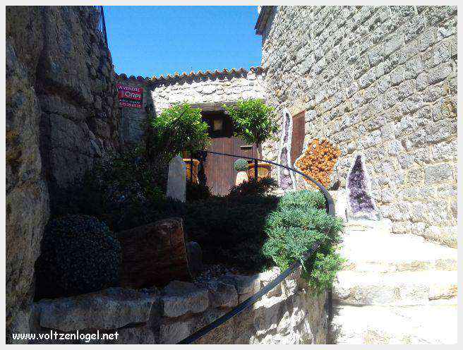 Vue panoramique de Balazuc, village médiéval en Ardèche, avec ses ruelles pavées et son château historique.