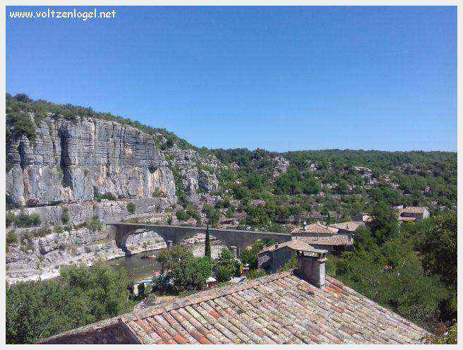 Vue panoramique de Balazuc, village médiéval en Ardèche, avec ses ruelles pavées et son château historique.