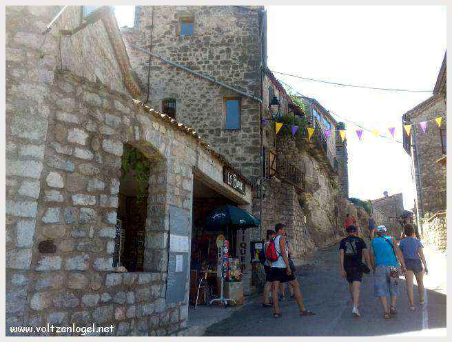 Vue panoramique de Balazuc, village médiéval en Ardèche, avec ses ruelles pavées et son château historique.