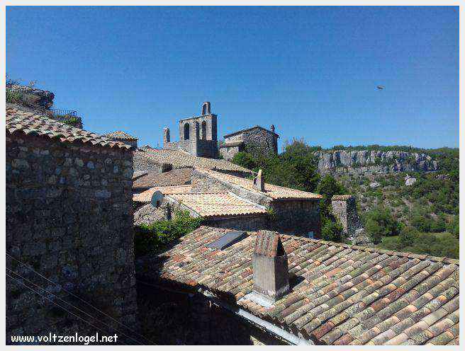 Vue panoramique de Balazuc, village médiéval en Ardèche, avec ses ruelles pavées et son château historique.