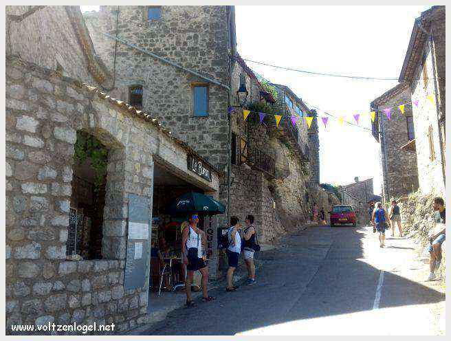 Vue panoramique de Balazuc, village médiéval en Ardèche, avec ses ruelles pavées et son château historique.