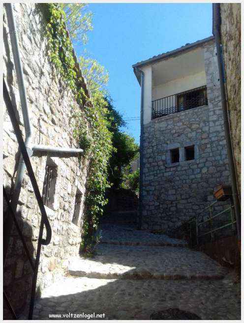 Vue panoramique de Balazuc, village médiéval en Ardèche, avec ses ruelles pavées et son château historique.
