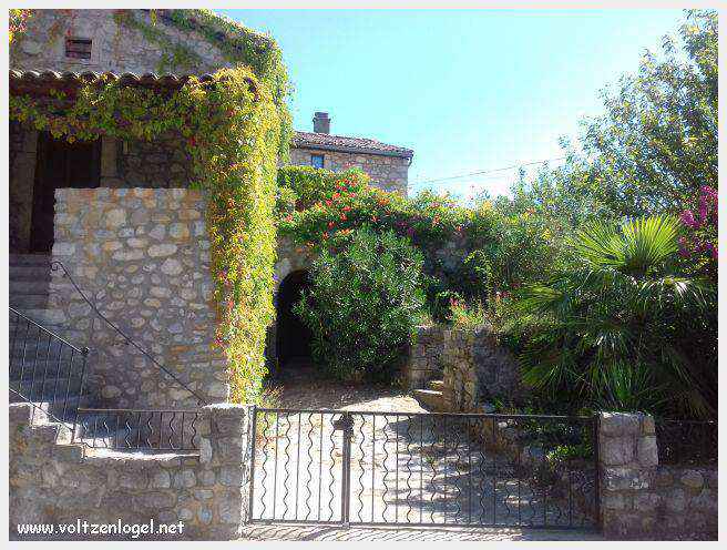 Vue panoramique de Balazuc, village médiéval en Ardèche, avec ses ruelles pavées et son château historique.