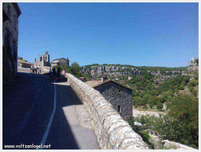 Vue panoramique de Balazuc, village médiéval en Ardèche, avec ses ruelles pavées et son château historique.