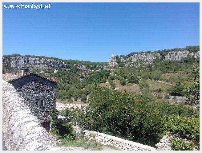 Vue panoramique de Balazuc, village médiéval en Ardèche, avec ses ruelles pavées et son château historique.