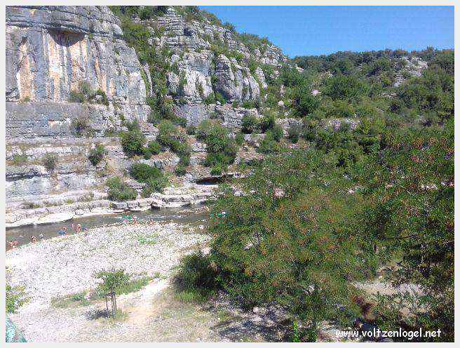 Vue panoramique de Balazuc, village médiéval en Ardèche, avec ses ruelles pavées et son château historique.