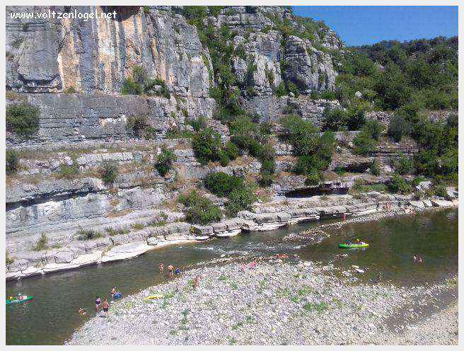 Vue panoramique de Balazuc, village médiéval en Ardèche, avec ses ruelles pavées et son château historique.