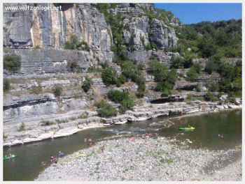 Rivière Ardèche - lieu de détente et activités nautiques près de Balazuc.