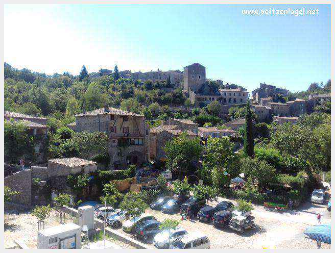 Vue panoramique de Balazuc, village médiéval en Ardèche, avec ses ruelles pavées et son château historique.