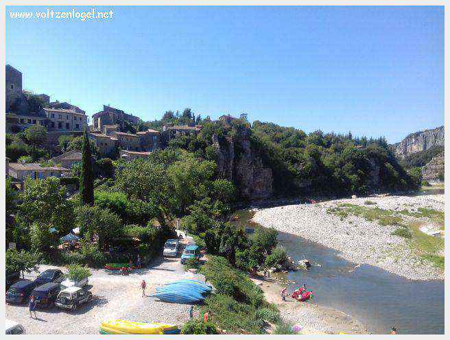Vue panoramique de Balazuc, village médiéval en Ardèche, avec ses ruelles pavées et son château historique.