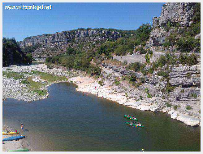 Vue panoramique de Balazuc, village médiéval en Ardèche, avec ses ruelles pavées et son château historique.