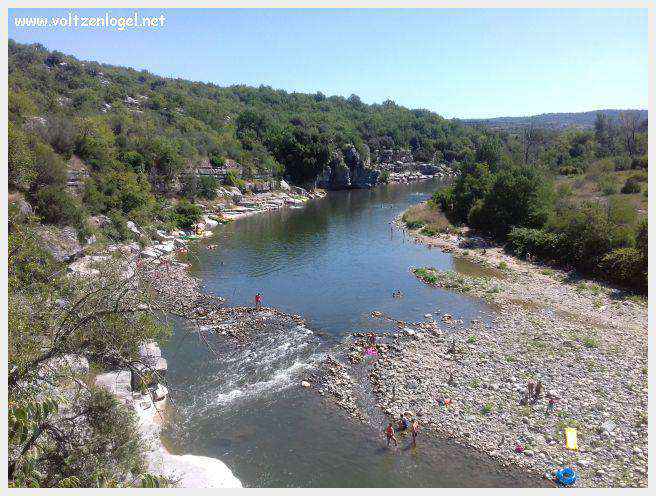 Vue panoramique de Balazuc, village médiéval en Ardèche, avec ses ruelles pavées et son château historique.