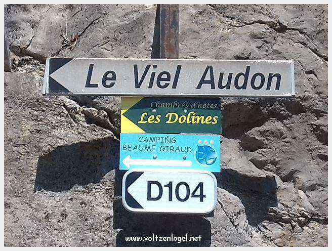 Vue panoramique de Balazuc, village médiéval en Ardèche, avec ses ruelles pavées et son château historique.