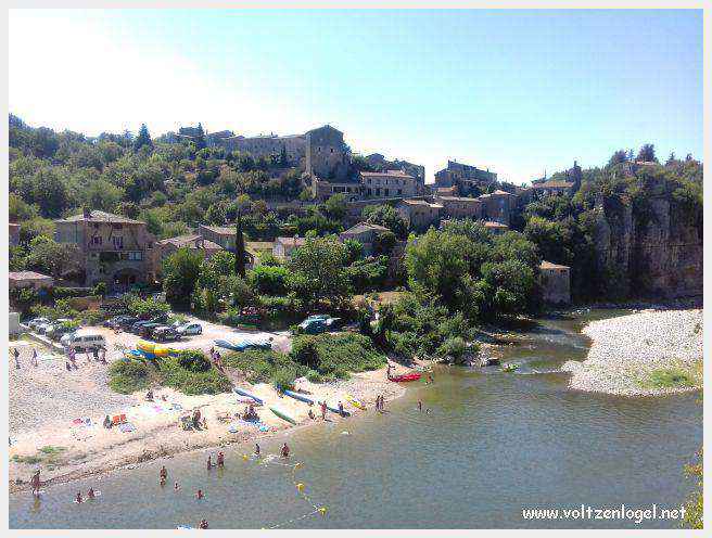 Vue panoramique de Balazuc, village médiéval en Ardèche, avec ses ruelles pavées et son château historique.