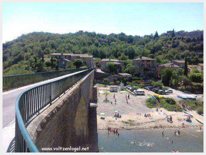 Vue panoramique de Balazuc, village médiéval en Ardèche, avec ses ruelles pavées et son château historique.