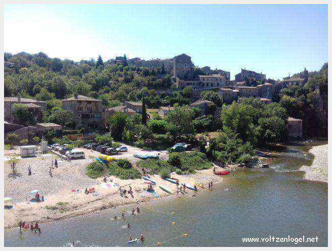 Vue panoramique de Balazuc, village médiéval en Ardèche, avec ses ruelles pavées et son château historique.