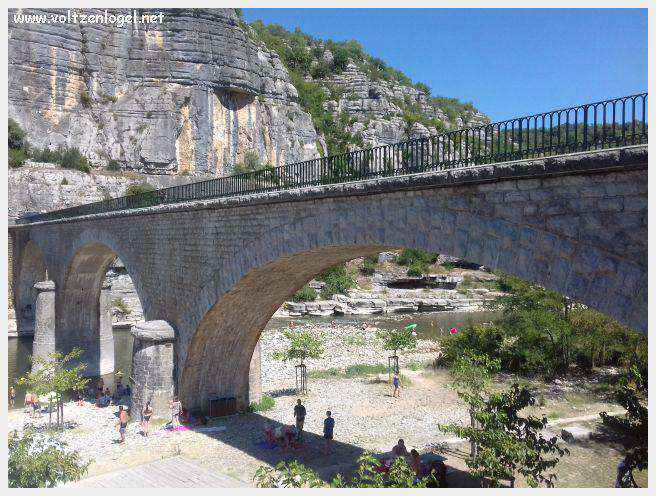 Vue panoramique de Balazuc, village médiéval en Ardèche, avec ses ruelles pavées et son château historique.
