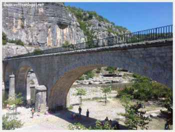 Vue panoramique sur l'Ardèche - terrasse du hameau et artisanat régional.