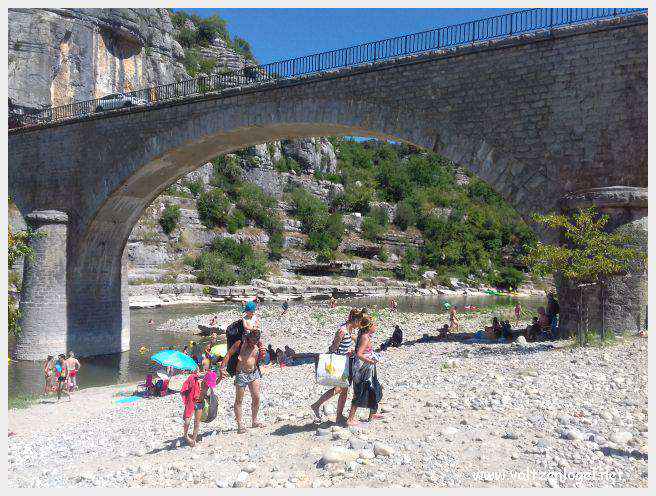 Vue panoramique de Balazuc, village médiéval en Ardèche, avec ses ruelles pavées et son château historique.