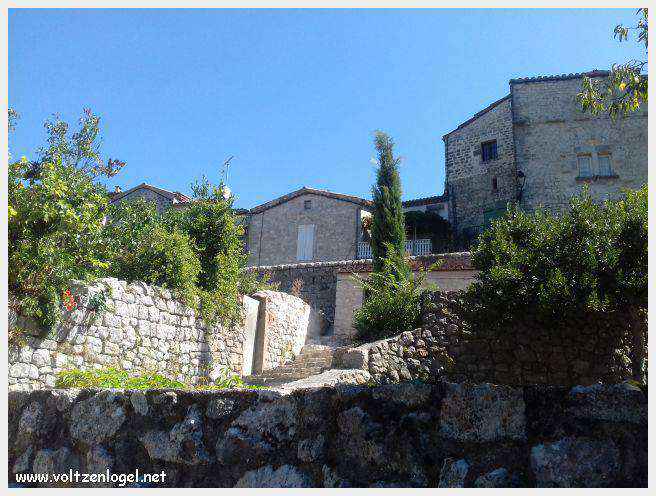 Vue panoramique de Balazuc, village médiéval en Ardèche, avec ses ruelles pavées et son château historique.