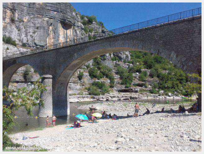 Vue panoramique de Balazuc, village médiéval en Ardèche, avec ses ruelles pavées et son château historique.