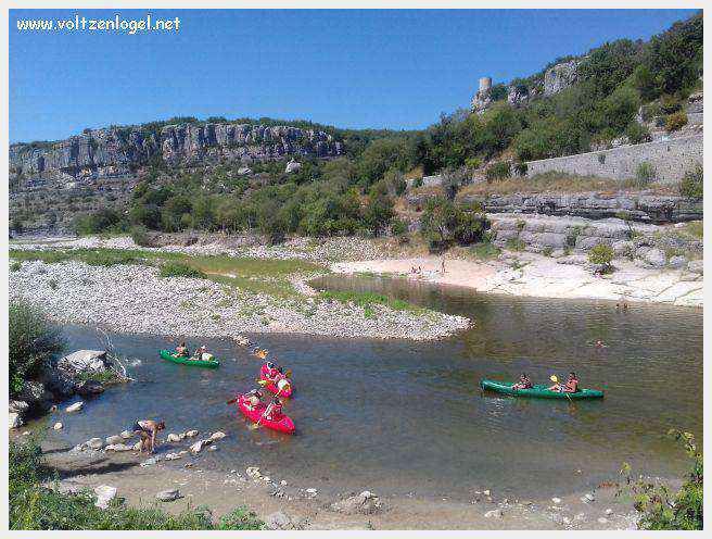 Vue panoramique de Balazuc, village médiéval en Ardèche, avec ses ruelles pavées et son château historique.