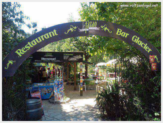 Vue panoramique de Balazuc, village médiéval en Ardèche, avec ses ruelles pavées et son château historique.