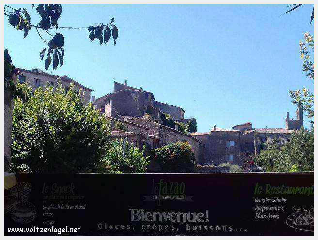 Vue panoramique de Balazuc, village médiéval en Ardèche, avec ses ruelles pavées et son château historique.