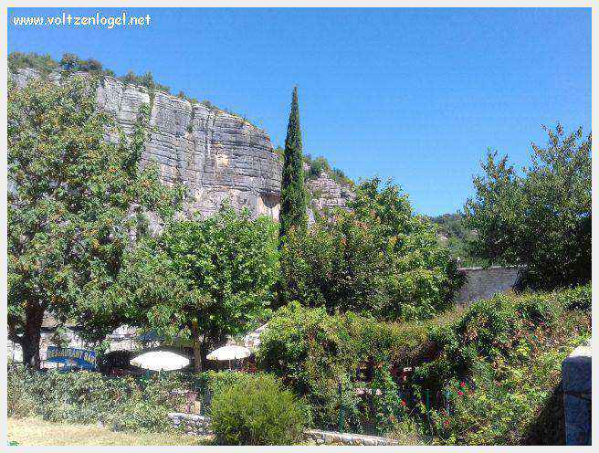 Vue panoramique de Balazuc, village médiéval en Ardèche, avec ses ruelles pavées et son château historique.