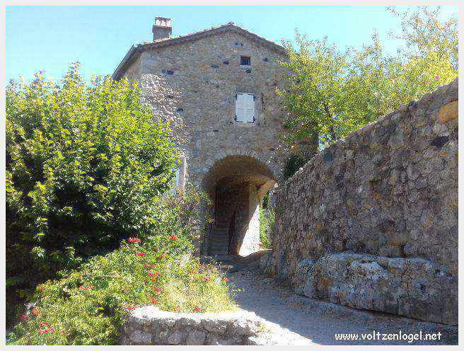 Vue panoramique de Balazuc, village médiéval en Ardèche, avec ses ruelles pavées et son château historique.