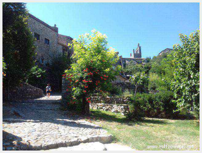 Vue panoramique de Balazuc, village médiéval en Ardèche, avec ses ruelles pavées et son château historique.