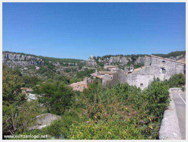 Vue panoramique de Balazuc, village médiéval en Ardèche, avec ses ruelles pavées et son château historique.