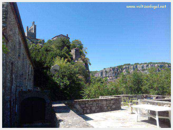Vue panoramique de Balazuc, village médiéval en Ardèche, avec ses ruelles pavées et son château historique.