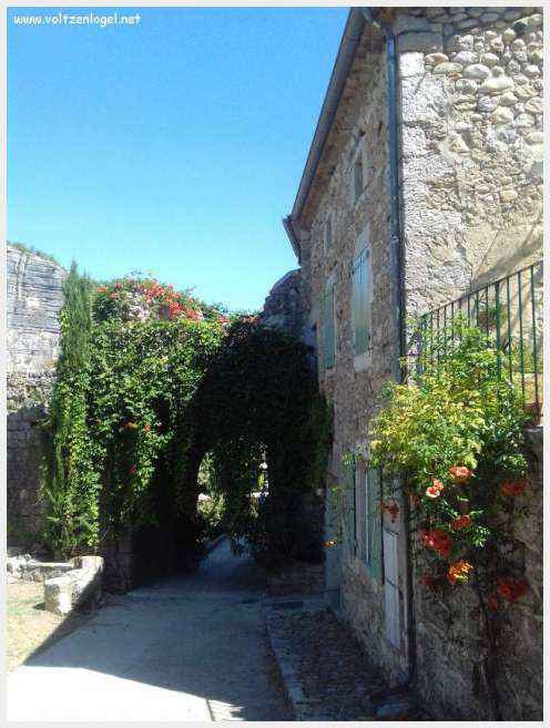 Vue panoramique de Balazuc, village médiéval en Ardèche, avec ses ruelles pavées et son château historique.