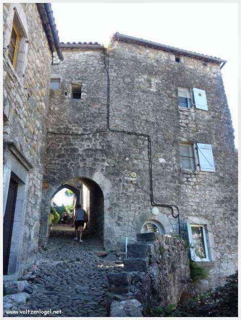 Vue panoramique de Balazuc, village médiéval en Ardèche, avec ses ruelles pavées et son château historique.