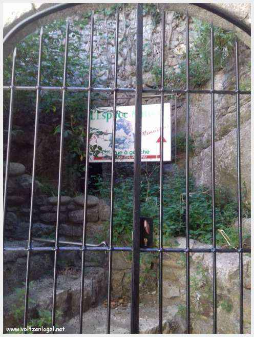 Vue panoramique de Balazuc, village médiéval en Ardèche, avec ses ruelles pavées et son château historique.