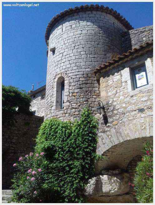 Vue panoramique de Balazuc, village médiéval en Ardèche, avec ses ruelles pavées et son château historique.