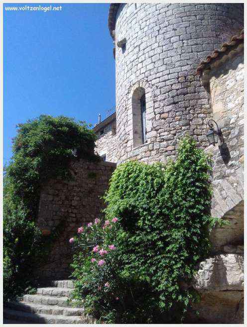 Vue panoramique de Balazuc, village médiéval en Ardèche, avec ses ruelles pavées et son château historique.