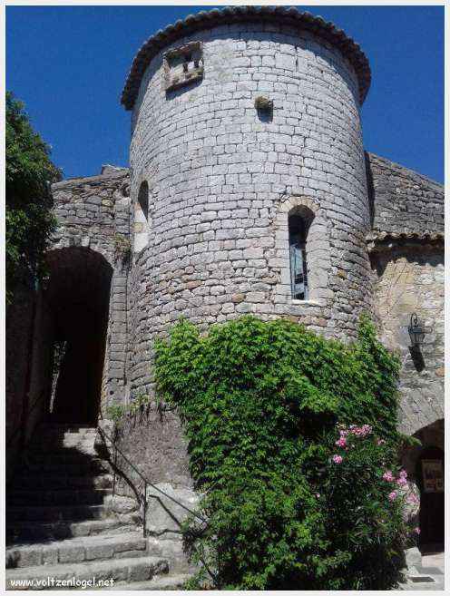 Vue panoramique de Balazuc, village médiéval en Ardèche, avec ses ruelles pavées et son château historique.